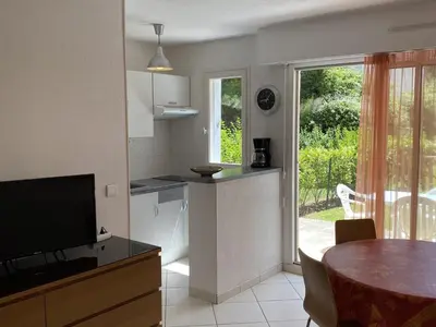 Cuisine ou kitchenette dans l'établissement Cabourg : Studio Rez-de-Jardin Proche Plage, Animaux Acceptés, TV, Wi-Fi Optionnel - FR-1-487-331