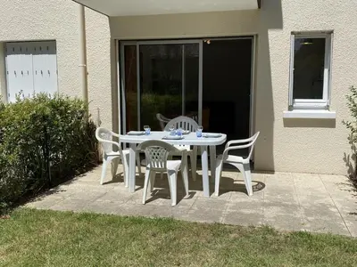 Terrasse ou espace extérieur de l'établissement Cabourg : Studio Rez-de-Jardin Proche Plage, Animaux Acceptés, TV, Wi-Fi Optionnel - FR-1-487-331