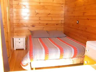 Un ou plusieurs lits dans un hébergement de l'établissement bord de mer, chalet en bois