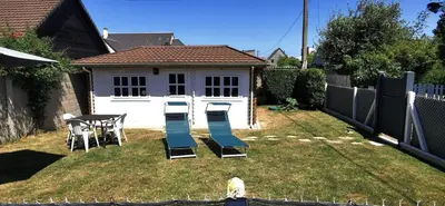 Jardin de l'établissement bord de mer, chalet en bois