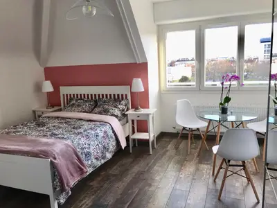 Un ou plusieurs lits dans un hébergement de l'établissement Joli studio Résidence Villa Sévigné à Caen
