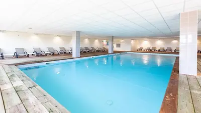 Piscine de l'établissement Vacancéole - Les Chambres de la Baie ou située à proximité