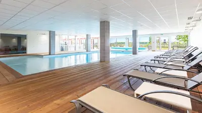 Piscine de l'établissement Vacancéole - Les Chambres de la Baie ou située à proximité