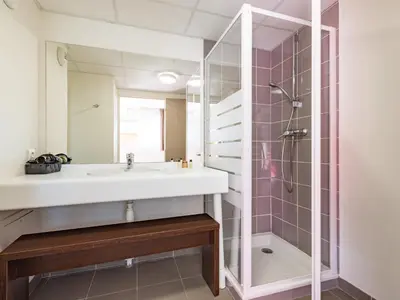Salle de bains dans l'établissement Vacancéole - Les Chambres de la Baie