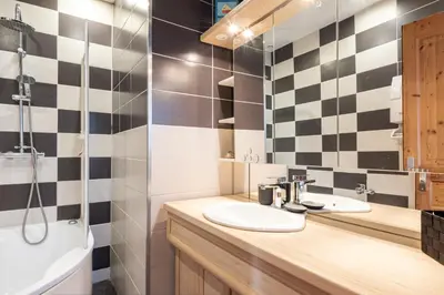 Salle de bains dans l'établissement La Jeannette - maison avec jardin