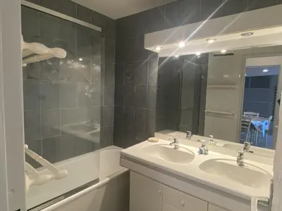 Salle de bains dans l'établissement Appartement 2 pièces avec terrasse privative, animaux admis - FR-1-487-332