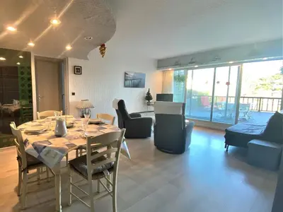 Coin salon dans l'établissement Appartement 2 pièces avec terrasse privative, animaux admis - FR-1-487-332