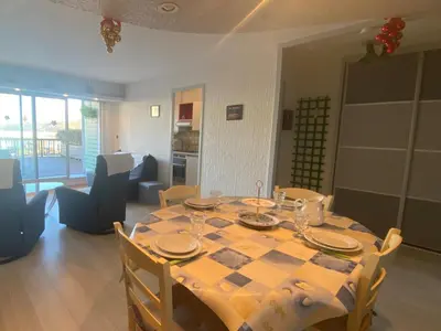Coin salon dans l'établissement Appartement 2 pièces avec terrasse privative, animaux admis - FR-1-487-332