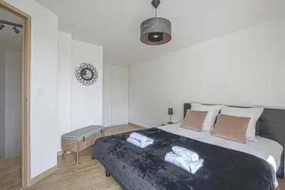 Un ou plusieurs lits dans un hébergement de l'établissement Quijote, Maison moderne avec terrasse à Caen