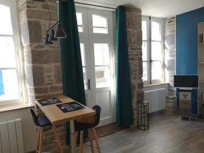 Télévision ou salle de divertissement dans l'établissement Haute ville : studio ravissant
