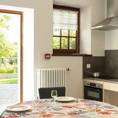Junior Suite Triple PMR Résidentielle avec cuisine au Manoir de Mathan à Crépon 5mn d'Arromanches et 10 mn de Bayeux