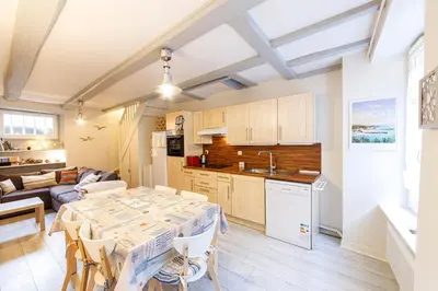 Cuisine ou kitchenette dans l'établissement Charmante maison pêcheur - 50m mer