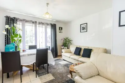 Coin salon dans l'établissement Appartement charmant au cœur de Caen - 70 m² - Parking inclus