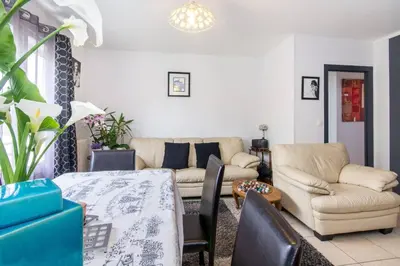 Coin salon dans l'établissement Appartement charmant au cœur de Caen - 70 m² - Parking inclus