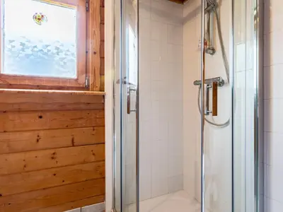 Salle de bains dans l'établissement Chalet Le Chamalo by Interhome