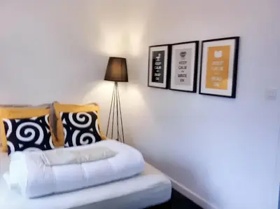 Un ou plusieurs lits dans un hébergement de l'établissement Appartement moderne à Granville - 55 m² - Vue sur mer