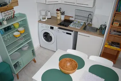 Cuisine ou kitchenette dans l'établissement Triplex avec jardinet - wifi - à 400m de la plage