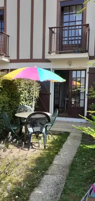 Jardin de l'établissement Triplex avec jardinet - wifi - à 400m de la plage