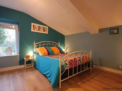 Un ou plusieurs lits dans un hébergement de l'établissement Grande maison familiale avec jardin et animaux acceptés près de la voie verte - FR-1-497-132