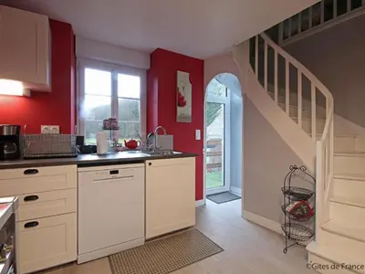 Cuisine ou kitchenette dans l'établissement Grande maison familiale avec jardin et animaux acceptés près de la voie verte - FR-1-497-132