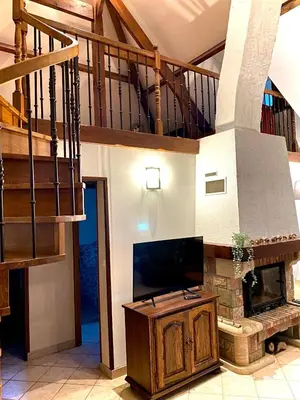 Télévision ou salle de divertissement dans l'établissement Maison traditionnelle Normande avec piscine