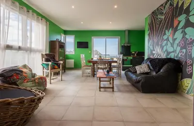 Coin salon dans l'établissement Babord, appt avec terrasse et vue mer
