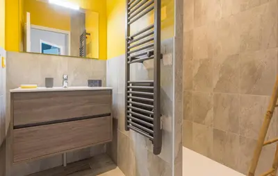 Salle de bains dans l'établissement Tribord, appt avec terrasse et vue mer, parking