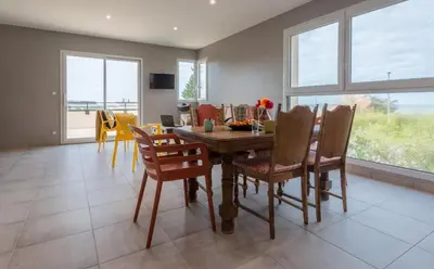 Télévision ou salle de divertissement dans l'établissement Tribord, appt avec terrasse et vue mer, parking
