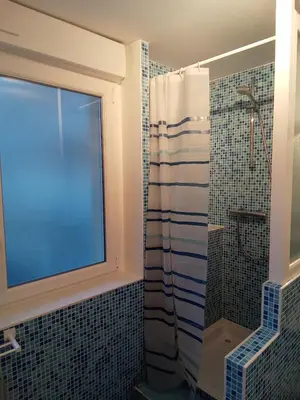Salle de bains dans l'établissement Côté Mer