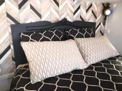 Un ou plusieurs lits dans un hébergement de l'établissement L'INTIMISTE à Saint Lô - Atypique - Studio Duplex Privé tout équipé - Gare - Centre - Parking gratuit - Entrée autonome - Chambre en mezzanine - Wifi - Netflix - Lave-linge