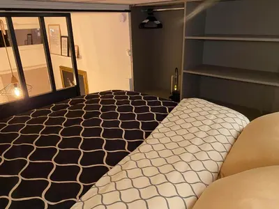 Un ou plusieurs lits dans un hébergement de l'établissement L'INTIMISTE à Saint Lô - Atypique - Studio Duplex Privé tout équipé - Gare - Centre - Parking gratuit - Entrée autonome - Chambre en mezzanine - Wifi - Netflix - Lave-linge