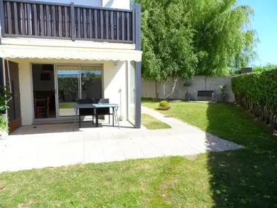 Jardin de l'établissement Appartement T2 avec Jardin, Proche Centre et Plage de Cabourg, Parking Inclus - FR-1-487-295