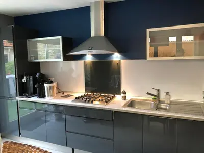 Cuisine ou kitchenette dans l'établissement Agréable maison de ville ,calme avec tous les commerces à 150M