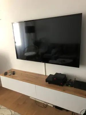 Télévision ou salle de divertissement dans l'établissement Agréable maison de ville ,calme avec tous les commerces à 150M