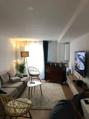 Télévision ou salle de divertissement dans l'établissement Agréable maison de ville ,calme avec tous les commerces à 150M