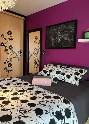Un ou plusieurs lits dans un hébergement de l'établissement Chez Béa Calme avec sa jolie vue sur jardin, confort assuré
