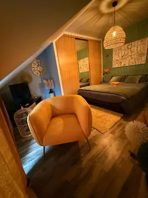 Coin salon dans l'établissement Chez Béa Calme avec sa jolie vue sur jardin, confort assuré