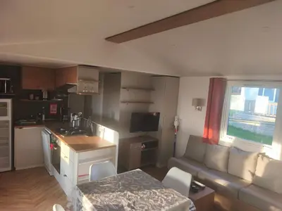 Cuisine ou kitchenette dans l'établissement mobilhome 3 chambres