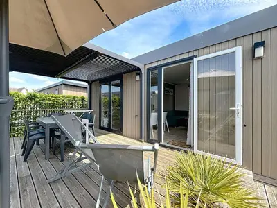 Balcon ou terrasse dans l'établissement Mobil-home Grand Confort 4 pers, 2 chambres, 1 sdb, clim, terrasse & parking, à 200m de la plage - FR-1-361A-2