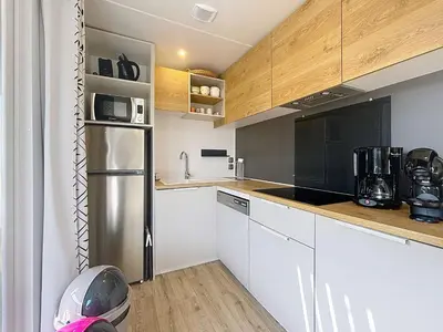 Cuisine ou kitchenette dans l'établissement Mobil-home Grand Confort à 200m de la plage, 4 pers, piscine chauffée, parking, Wi-Fi inclus - FR-1-361A-8
