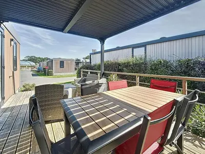 Balcon ou terrasse dans l'établissement Mobil-home Grand Confort à 200m de la plage, 4 pers, piscine chauffée, parking, Wi-Fi inclus - FR-1-361A-8