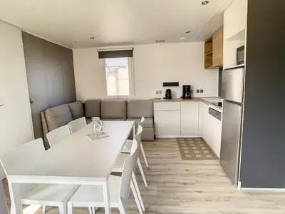 Cuisine ou kitchenette dans l'établissement Mobil-home 35m², 3 chambres, terrasse couverte, piscine chauffée, à 200m de la plage, Jullouville - FR-1-361A-6