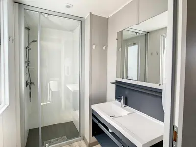 Salle de bains dans l'établissement Mobil-home 35m², 3 chambres, terrasse couverte, piscine chauffée, à 200m de la plage, Jullouville - FR-1-361A-6
