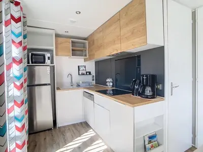 Cuisine ou kitchenette dans l'établissement Mobil-Home Grand Confort 4 Pers. à 200m de la plage avec piscine chauffée et parking - FR-1-361A-15