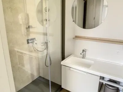 Salle de bains dans l'établissement Mobil-home 3 chambres avec piscine chauffée, proche plage et commerces - FR-1-361A-16