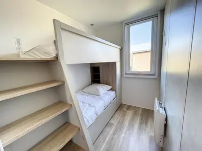 Un ou plusieurs lits dans un hébergement de l'établissement Mobil-home 3 chambres avec piscine chauffée, proche plage et commerces - FR-1-361A-16
