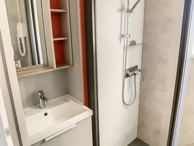 Salle de bains dans l'établissement Mobil-home 3 chambres avec piscine chauffée, proche plage et commerces - FR-1-361A-16