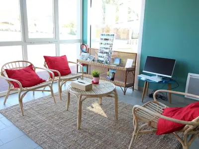 Télévision ou salle de divertissement dans l'établissement Mobil-home Grand Confort 6p, 3 Ch, Terrasse, 200m Plage, Piscine, Fitness, Parking, Wifi Inclus - FR-1-361A-29