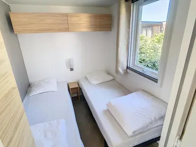 Un ou plusieurs lits dans un hébergement de l'établissement Mobil-home Grand Confort à 200m de la plage avec piscine chauffée, 4 pers, terrasse, parking - FR-1-361A-21