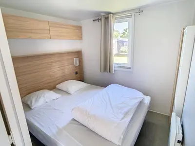Un ou plusieurs lits dans un hébergement de l'établissement Mobil-home Grand Confort à 200m de la plage avec piscine chauffée, 4 pers, terrasse, parking - FR-1-361A-21